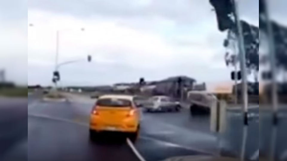 Auto "fantasma" apareció de la nada y causó un extraño accidente - La Red