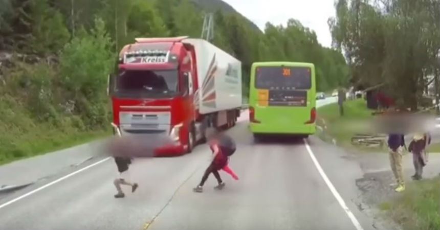 El escalofriante momento en que un niño cruza la calle sin mirar y se ...