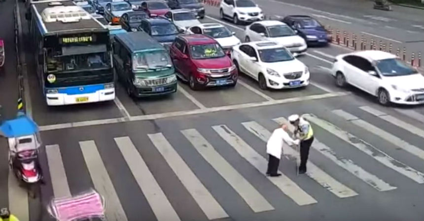 El noble gesto de un policía con un anciano que no podía cruzar la calle