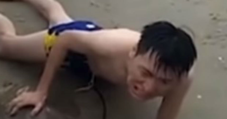 Turista se retuerce de dolor tras sufrir el ataque de una mantarraya en ...